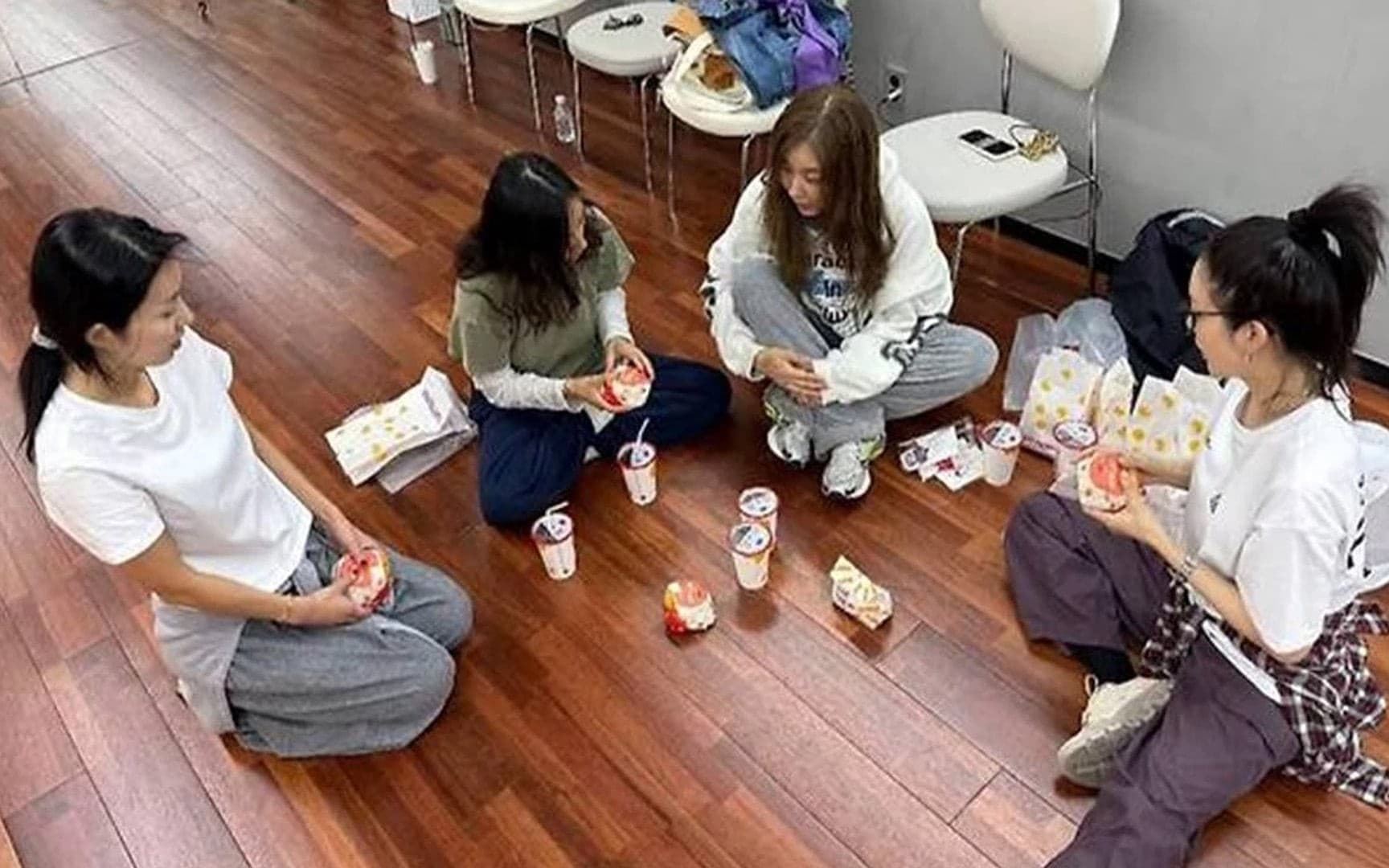 Fin.K.L相隔21年再合體 練習室食漢堡照片掀熱議