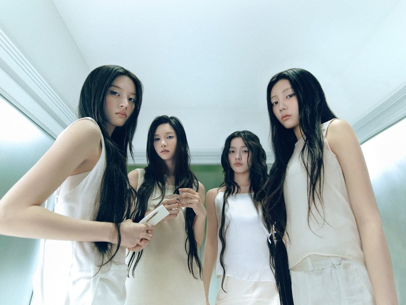 ILLIT《BREAK EVEN》「QUIET」版概念照曝光 以冷靜神情演繹關係幻滅後的心境