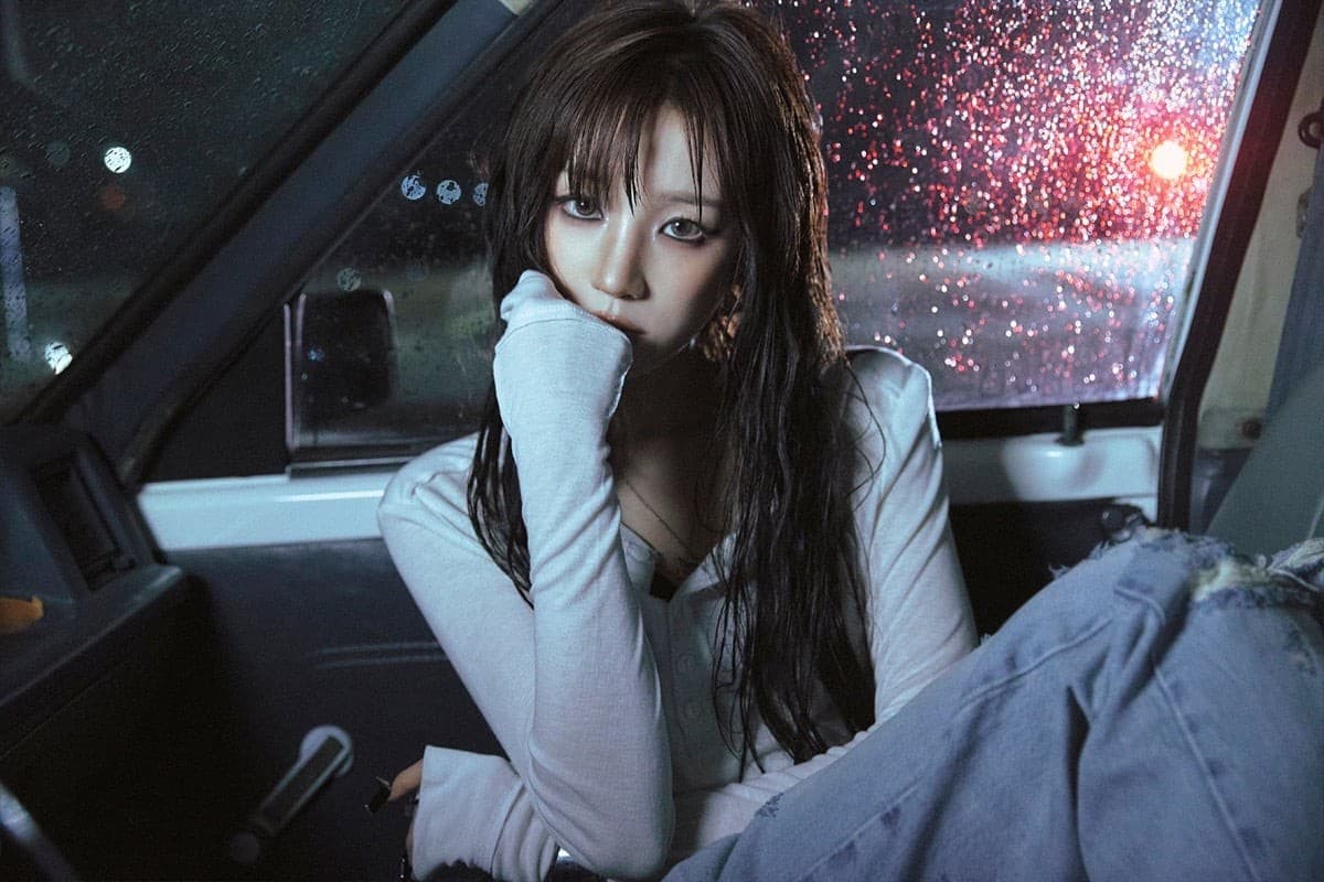 i-dle雨琦公開《27》最後概念照 雨中造型展現憂鬱一面