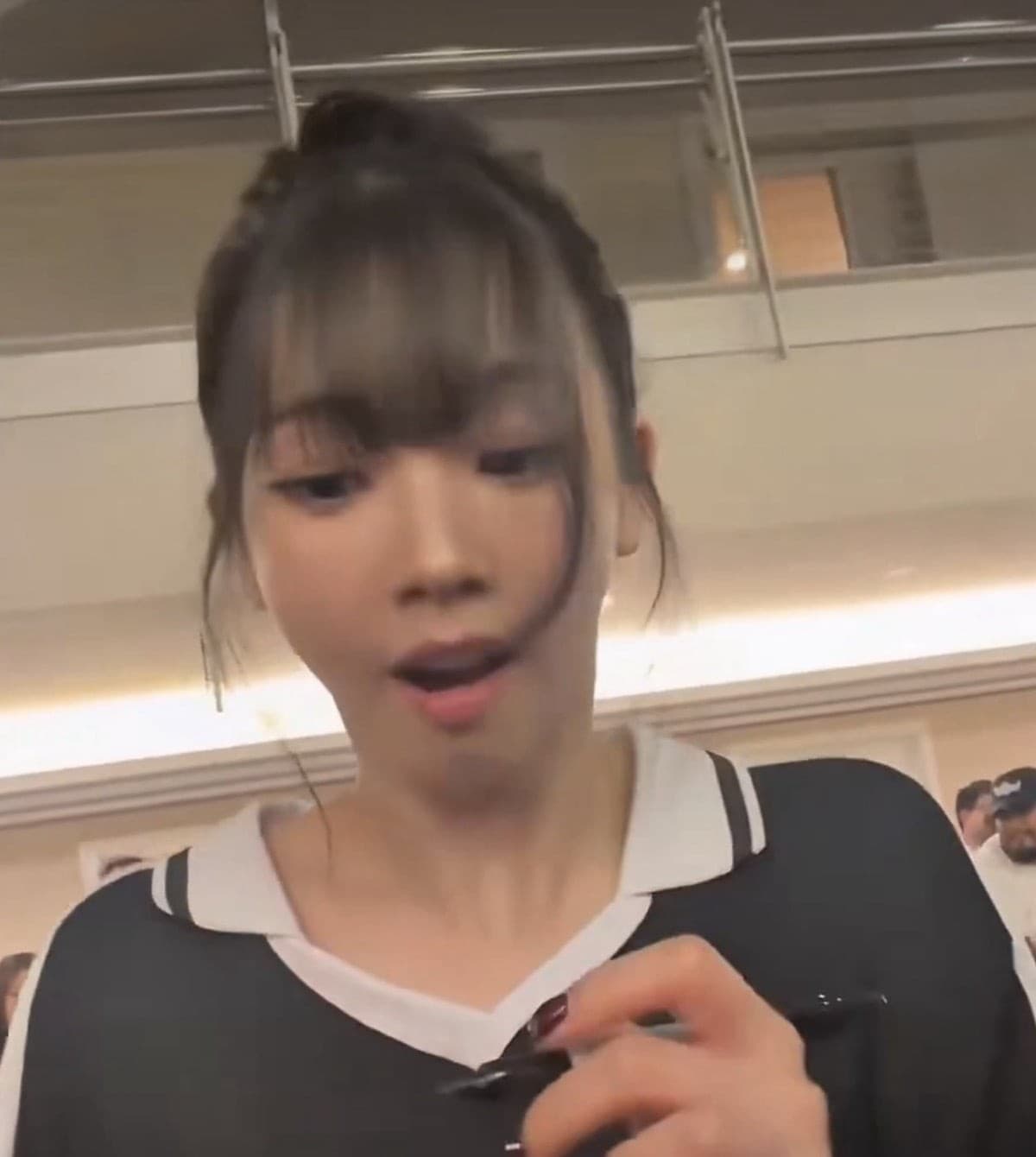 aespa Karina達拉斯遇NewJeans小卡 照樣簽名掀跨團粉絲熱議