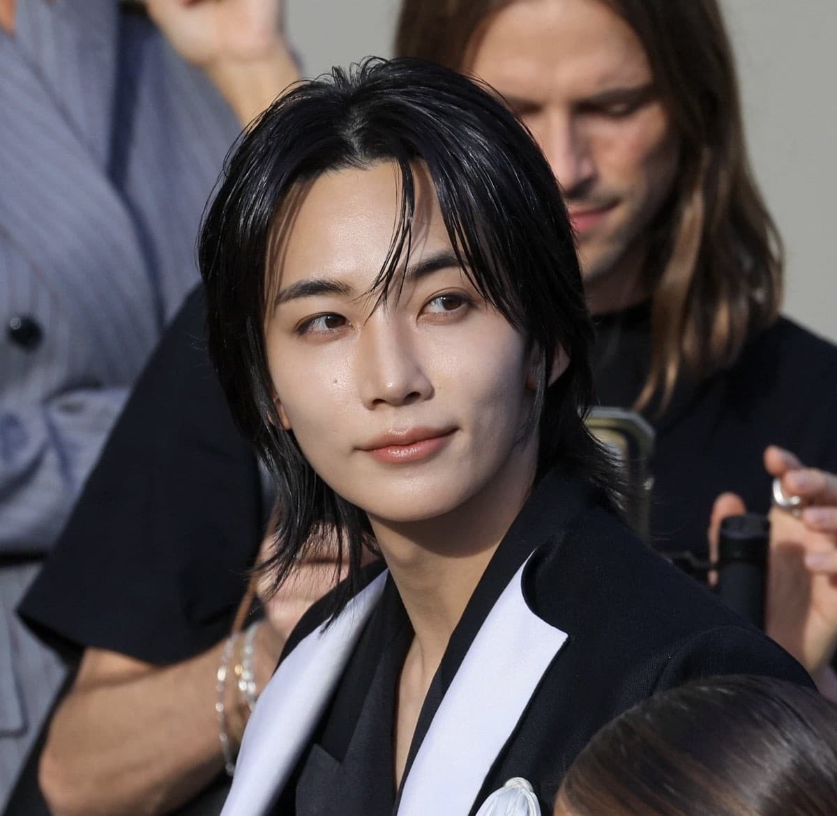 SEVENTEEN 淨漢現身 Givenchy 巴黎時裝週 前排看秀成焦點